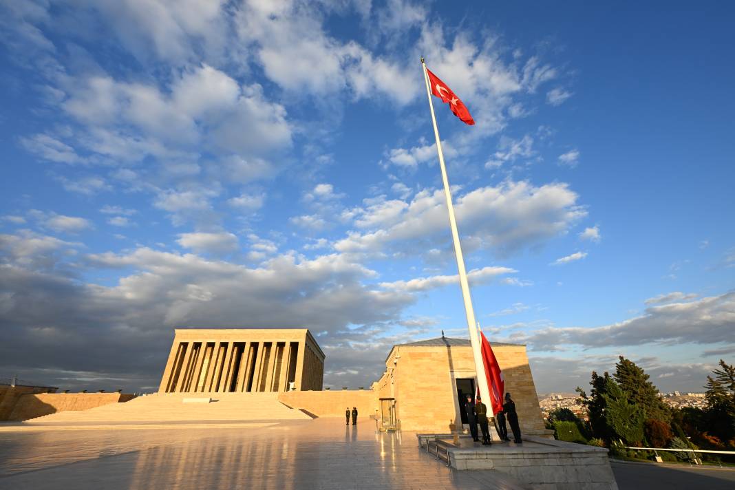 Türk bayrağının gönderden hiç inmediği yer 17
